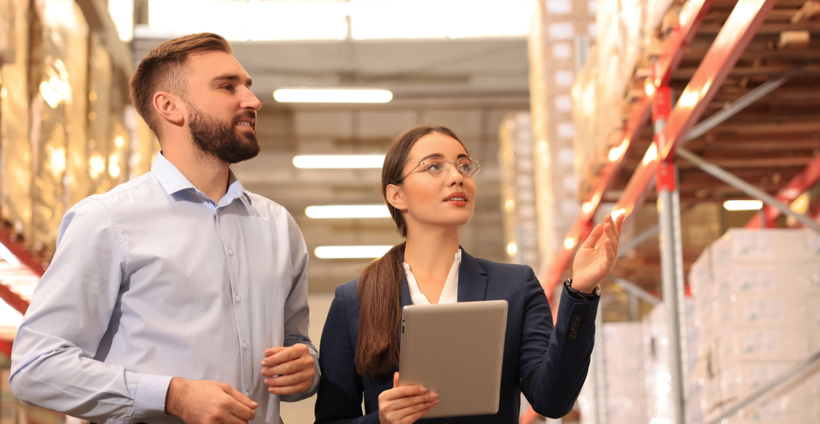 Consultor logístico analisa processos de armazém e transportes para melhorar a eficiência de uma PME