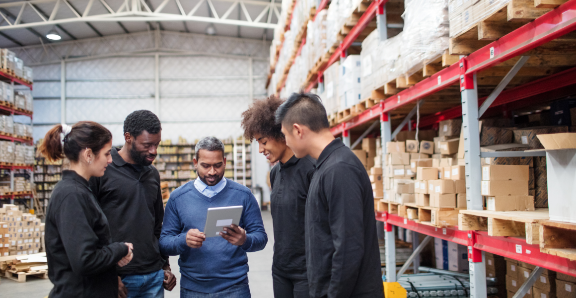 Logistics consultant reviewing warehouse operations with the client’s team, representing the choice of a logistics consulting partner.