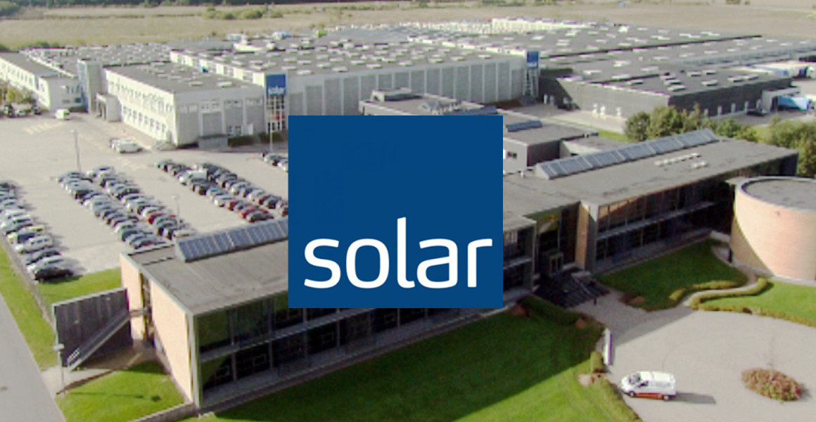 Vista aérea do centro logístico da Solar em Vejen, Dinamarca, onde a SpaceInvader é utilizada para otimizar a carga de camiões e reduzir emissões.