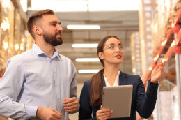 Consultor logístico analisa processos de armazém e transportes para melhorar a eficiência de uma PME