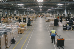 Sistema SpaceInvader de double stacking de paletes em operação de linehaul da PostNord, aumentando a capacidade de carga e reduzindo camiões na estrada.